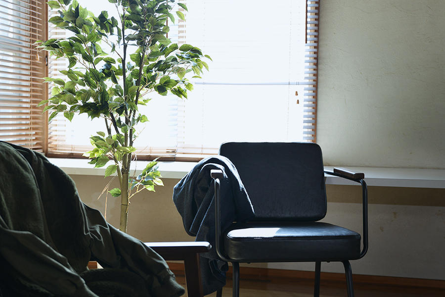 写真-2階-黒い椅子