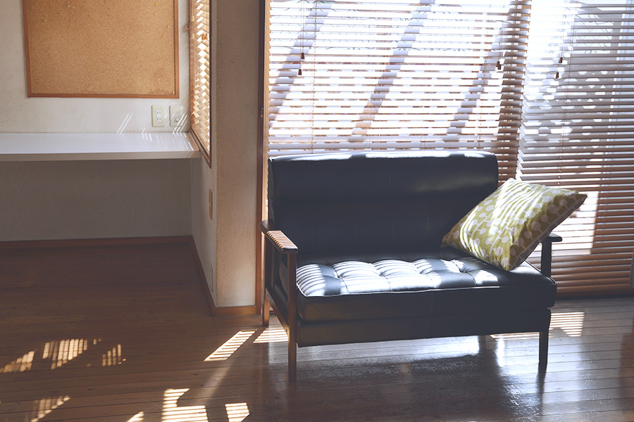 写真-2階-黒いソファ