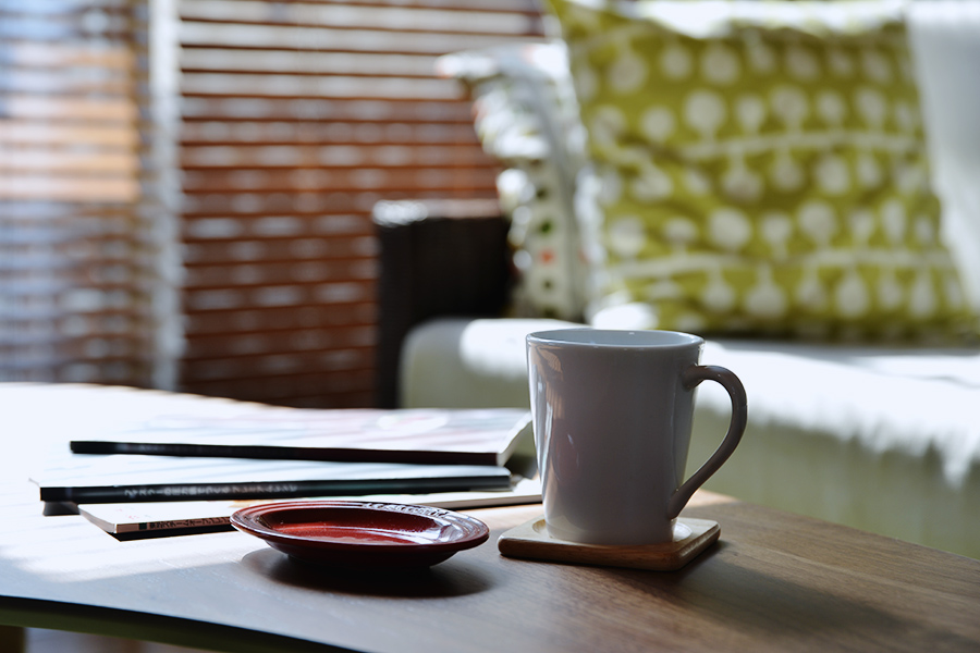 写真-2階-ローテーブルにマグカップ