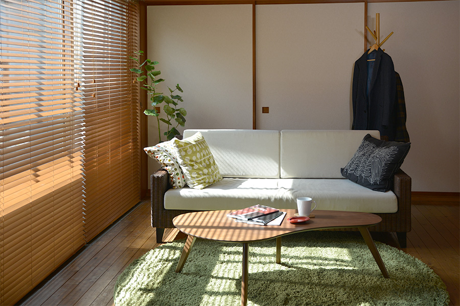 写真-2階-ソファとローテーブル